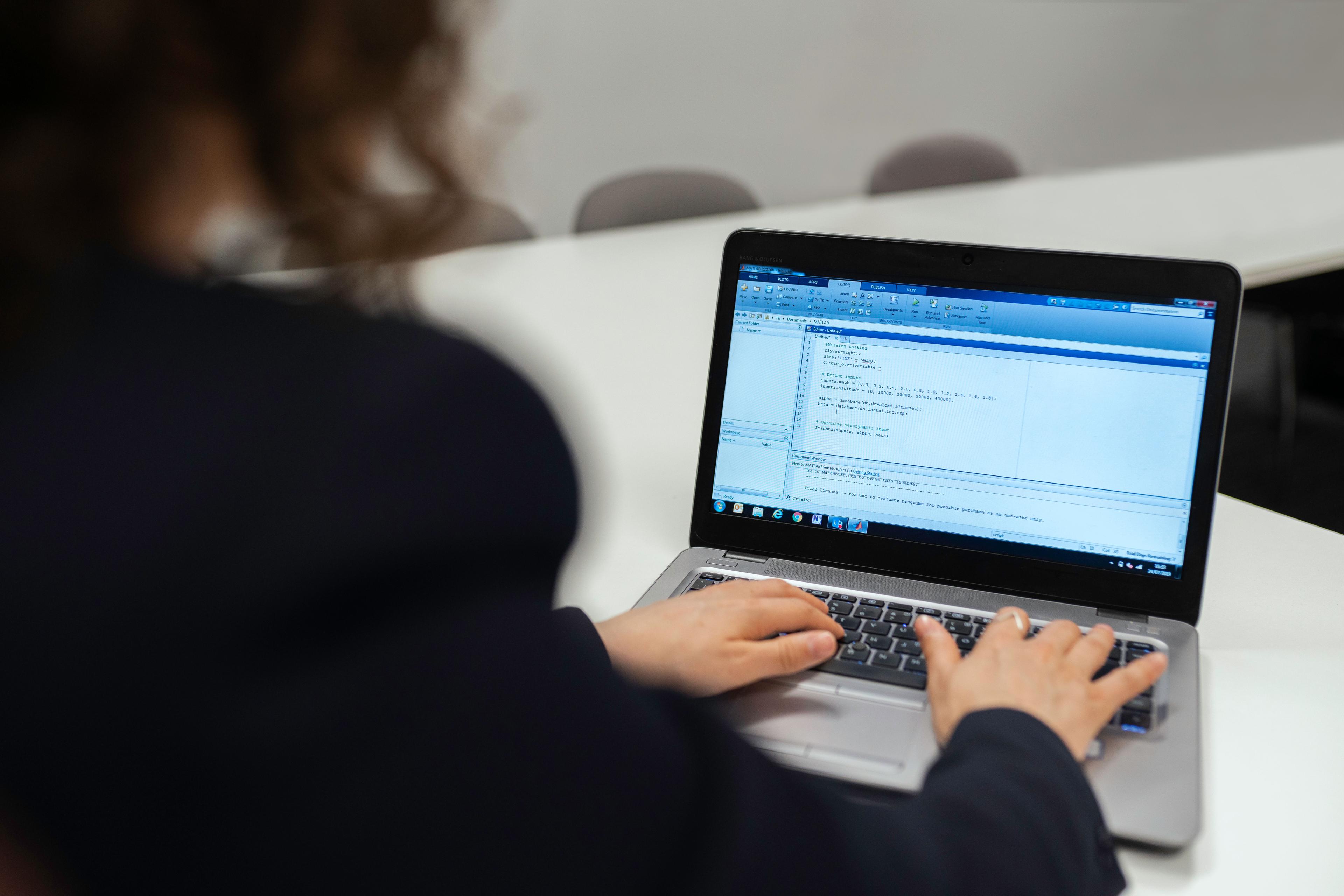 Personne travaillant sur un outil numérique