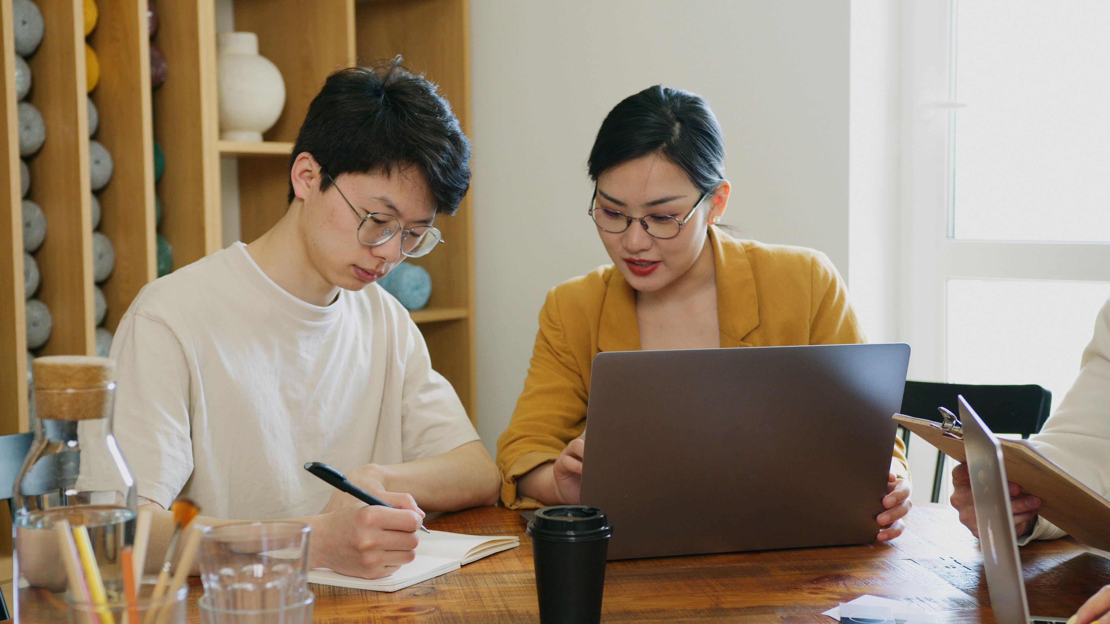 Deux personnes construisant leur projet ensemble