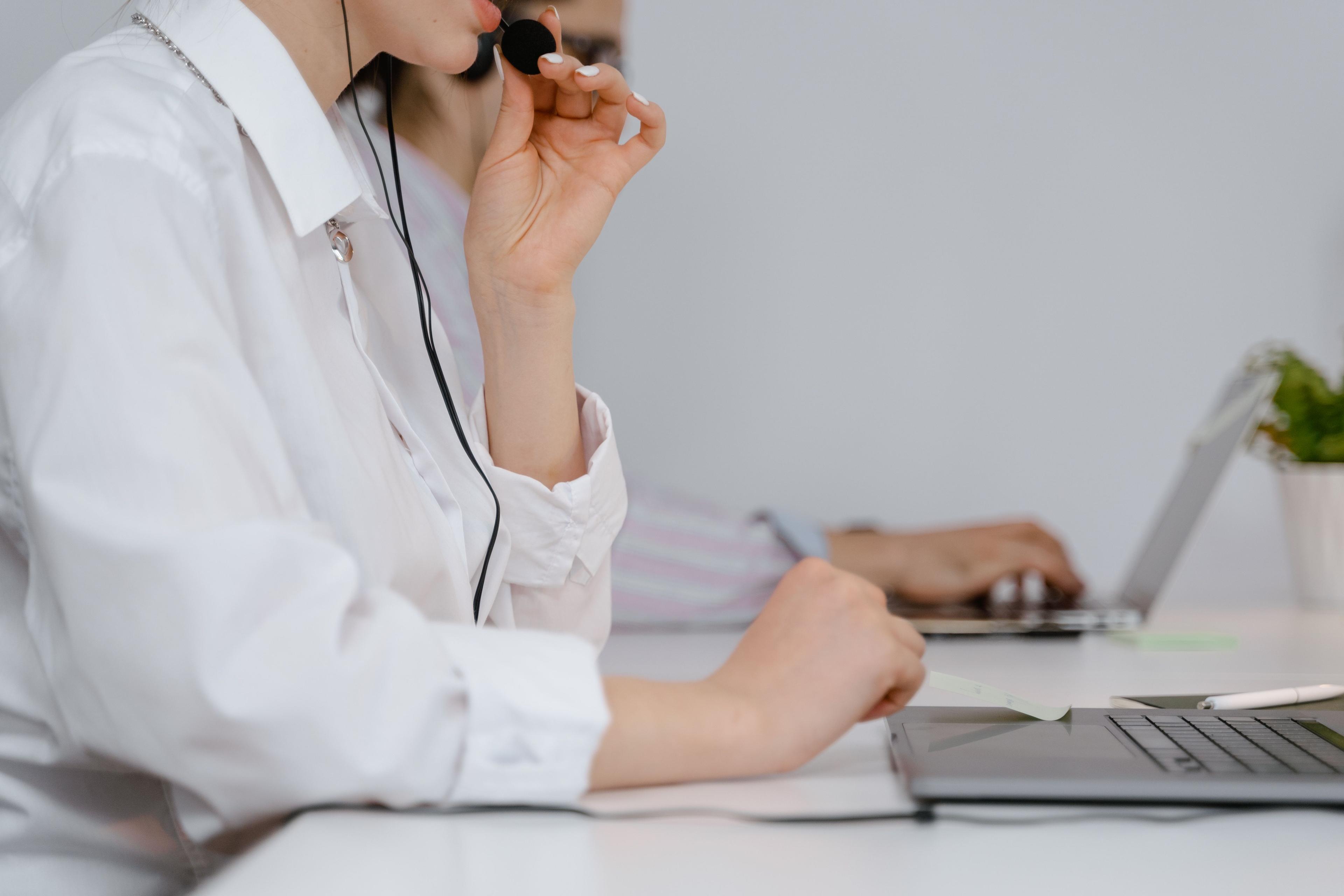 Personne assurant le support client au quotidien